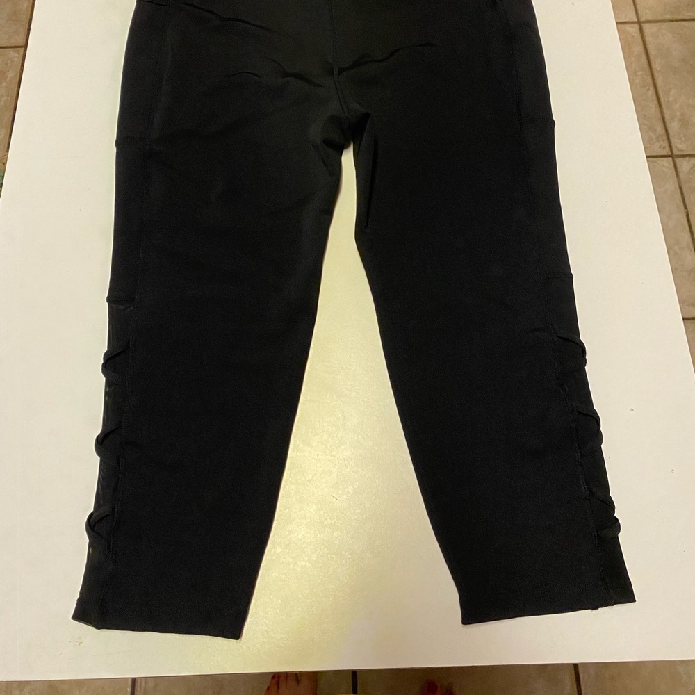 3/4 workout leggings with mesh cutouts, size XL
